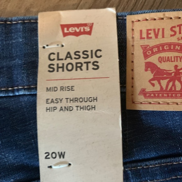 Levi’s plus size sculpt classic jean shorts. NWT. Retail‎ 45 - Picture 6 of 10